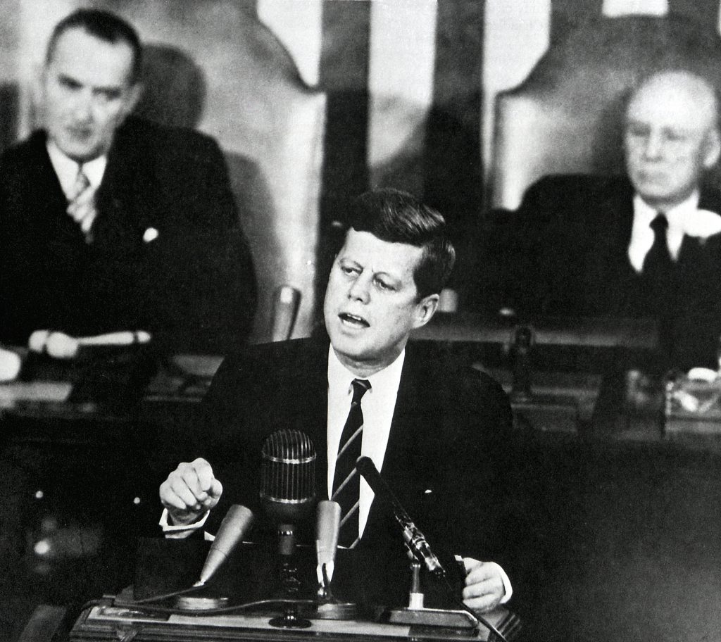Discurso que John F. Kennedy deu ao congresso falando sobre levar um homem a lua.