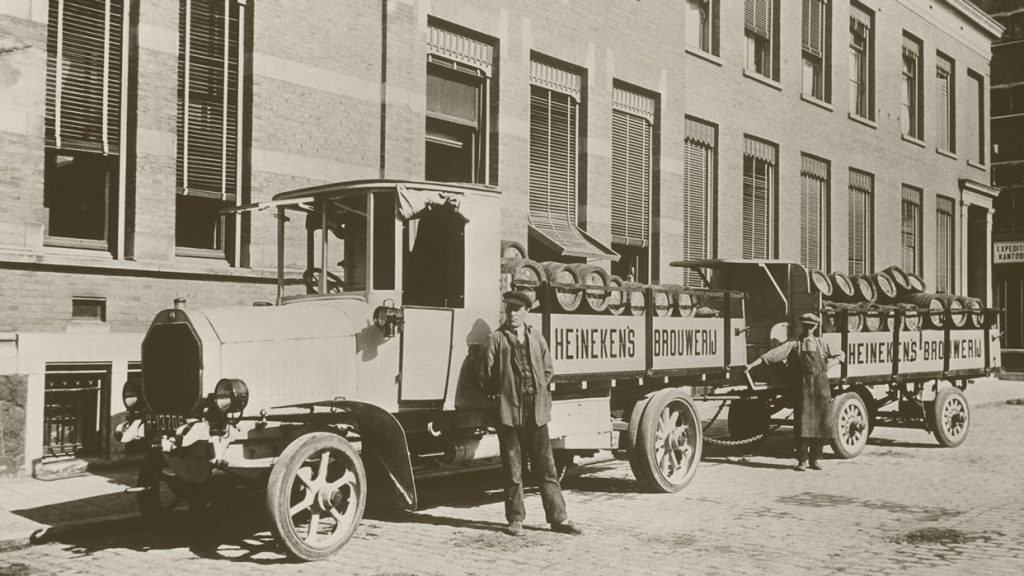 Caminhão com carregamento de barris de Heineken nos primeiros anos da empresa
