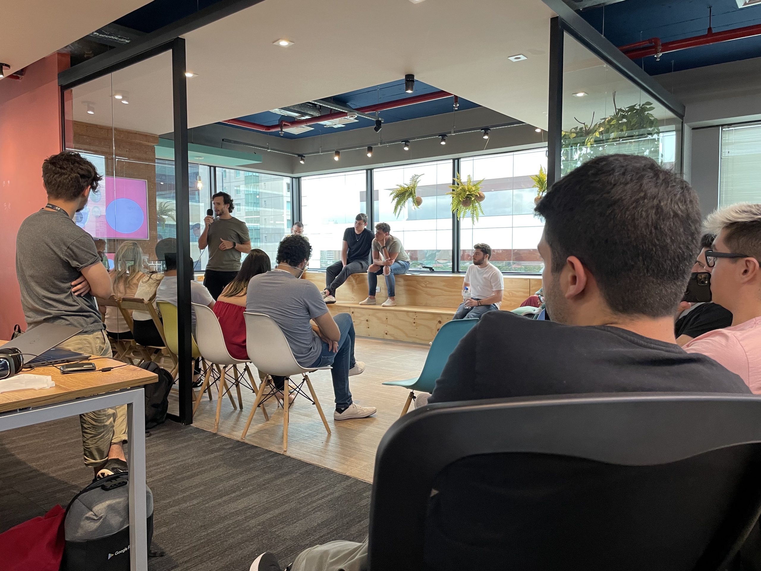Apresentação de Gabriel Bechi sobre sua área durante a all-hands meeting