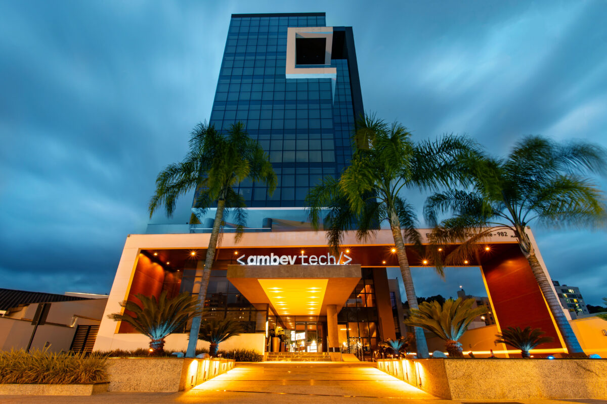 Fachada do prédio da sede da AmBev Tech em Blumenau.